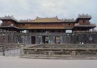 Travelers with Central Vietnam stopover tour